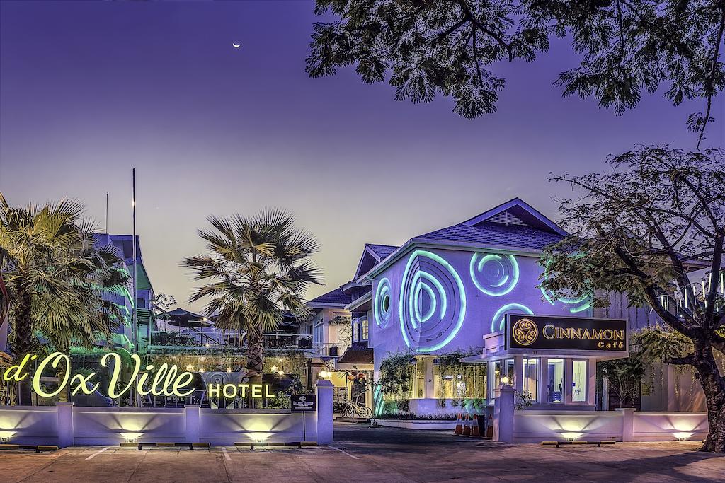 1. The Axana Hotel, 2. Savali Hotel, 3. Basko Premium Hotel, 4. Rocky Plaza Hotel Padang, 5. Hotel Ibis Padang, 6. Mercure Padang, 7. Hotel Grand Inna Padang, 8. Oxville Hotel, 9. Whiz Prime Hotel Khatib Sulaiman Padang, 10. Favehotel Olo Padang, 11. Rangkayo Basa Halal Hotel, 12. Plan B Hotel, 13. Hotel Padang, 14. Bunda Hotel Padang, 15. HW Hotel Padang
