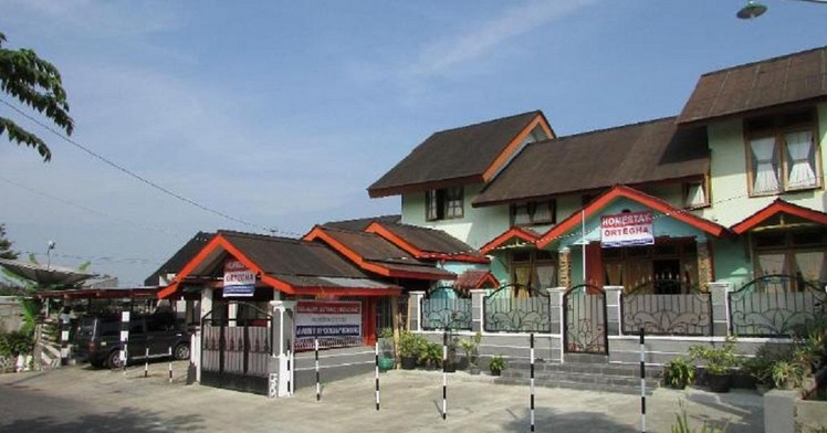 1. Losmen Bu Djono, 2. Homestay Flamboyan, 3. Hotel Arjuna, 4. Kemangi Syariah, 5. BBS Homestay, 6. Homestay Pancawarna, 7. Homestay Cempaka, 8. Dahlia Syariah, 9. Homestay Bougenville, 10. Homestay Ortegha