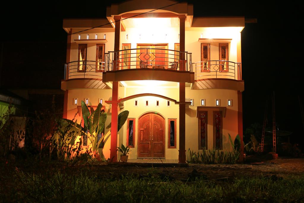 1. Losmen Bu Djono, 2. Homestay Flamboyan, 3. Hotel Arjuna, 4. Kemangi Syariah, 5. BBS Homestay, 6. Homestay Pancawarna, 7. Homestay Cempaka, 8. Dahlia Syariah, 9. Homestay Bougenville, 10. Homestay Ortegha