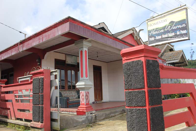 1. Losmen Bu Djono, 2. Homestay Flamboyan, 3. Hotel Arjuna, 4. Kemangi Syariah, 5. BBS Homestay, 6. Homestay Pancawarna, 7. Homestay Cempaka, 8. Dahlia Syariah, 9. Homestay Bougenville, 10. Homestay Ortegha