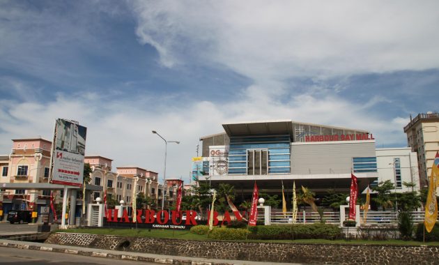 1. Mall Top 100, 2. Pasar Aviari, 3. Panbil Mall, 4. Nagoya Hill, 5. Batam City Square, 6. Lucky Plaza, 7. Harbour Bay Mall, 8. Mega Mall, 9. Diamond City Mall, 10. Pasar Pagi Jodoh
