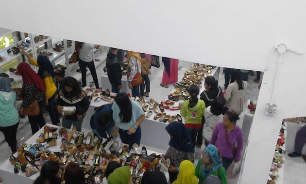 1. Jalan Malioboro, 2. Pasar Beringharjo, 3. Jolie Aksesoris, 4. Sunmor UGM, 5. Pasar Senthir, 6. Shopping “Toko Obral Buku”, 7. Pasar Klitikan, 8. Pasar Sekaten, 9. Sakola, 10. Raja Murah