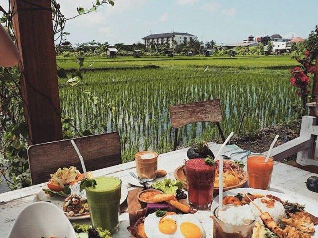 1. Warung Laota, 2. Warung Mak Beng, 4. Nasi Ayam Kedewatan Ibu Mangku, 5. Nasi Pecel Bu Tinuk, 6. Warung Nasi Ayam Ibu Oki, 7. Di Mare Restaurant, 8. Finns Beach Club, 9. Garden Cafe- Grand Hyatt, 10. Cafe Pomegranate