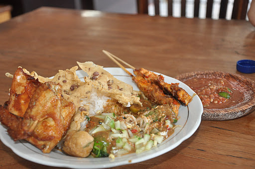1. Warung Laota, 2. Warung Mak Beng, 4. Nasi Ayam Kedewatan Ibu Mangku, 5. Nasi Pecel Bu Tinuk, 6. Warung Nasi Ayam Ibu Oki, 7. Di Mare Restaurant, 8. Finns Beach Club, 9. Garden Cafe- Grand Hyatt, 10. Cafe Pomegranate