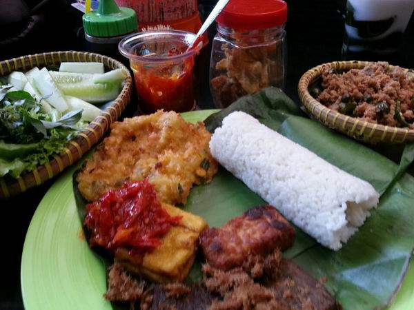 15 Kuliner Khas Puncak yang Wajib Dicoba: Lezatnya Hidangan Khas Dataran Tinggi 1 Nasi Timbel khas Sunda, 1. Nasi Timbel, 2. Soto Bandung, 3. Lotek, 4. Karedok, 5. Mie Kocok, 6. Es Gojendang, 7. Pisang Goreng, 8. Teh Talua, 9. Sayur Asem, 10. Ayam Goreng Sunda, 11. Mie Glosor, 12. Nasi Liwet, 13. Es Teh Jos, 14. Kerupuk Mie, 15. Bubur Bandung