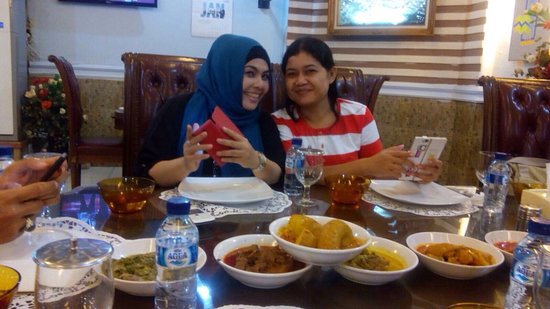 1. RM Sinar Pagi, 2. Soto Kesawan, 3. Bihun Bebek Kumango, 4. Mie Zhou, 5. Tip Top Restaurant, 6. Rumah Makan Tabona, 7. Restoran Garuda, 8. RM Nasi Kapau Hj. Uni Emi, 9. Kwetiau Kerang, 10. Dimsum Ayong