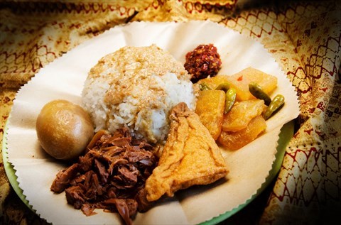 1. Gudeg Pejompongan, 2. Gudeg Bu Djuminten, 3. Gudeg Bu Tjitro, 4. Gudeg Martinah, 5. Gudeg Kandjeng, 6. Gudeg Adem Ayem, 7. Gudeg Kendil Mas, 8. Gudeg Bu Nah, 9. Gudeg Pak Atmo, 10. Gudeg Malioboro