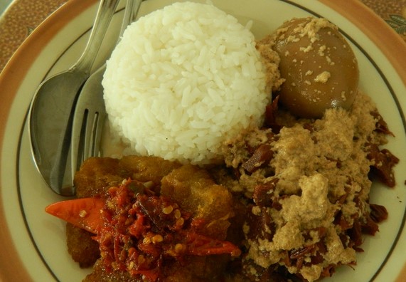 1. Gudeg Pejompongan, 2. Gudeg Bu Djuminten, 3. Gudeg Bu Tjitro, 4. Gudeg Martinah, 5. Gudeg Kandjeng, 6. Gudeg Adem Ayem, 7. Gudeg Kendil Mas, 8. Gudeg Bu Nah, 9. Gudeg Pak Atmo, 10. Gudeg Malioboro