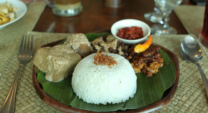 1. Gudeg Pejompongan, 2. Gudeg Bu Djuminten, 3. Gudeg Bu Tjitro, 4. Gudeg Martinah, 5. Gudeg Kandjeng, 6. Gudeg Adem Ayem, 7. Gudeg Kendil Mas, 8. Gudeg Bu Nah, 9. Gudeg Pak Atmo, 10. Gudeg Malioboro