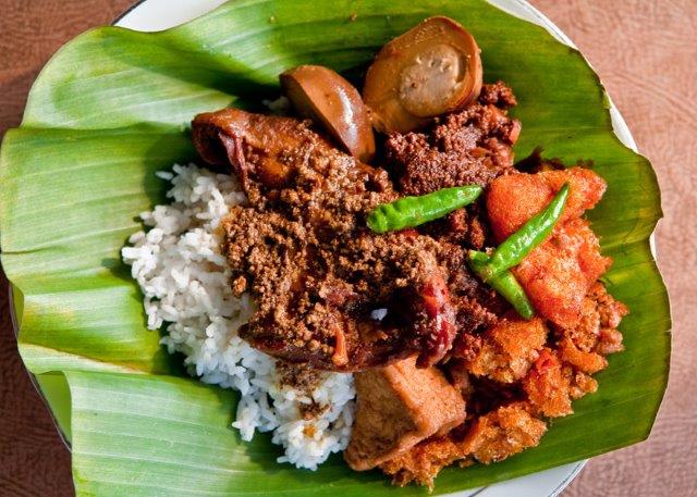 1. Gudeg Pejompongan, 2. Gudeg Bu Djuminten, 3. Gudeg Bu Tjitro, 4. Gudeg Martinah, 5. Gudeg Kandjeng, 6. Gudeg Adem Ayem, 7. Gudeg Kendil Mas, 8. Gudeg Bu Nah, 9. Gudeg Pak Atmo, 10. Gudeg Malioboro