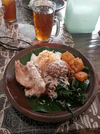 1. Gudeg Pejompongan, 2. Gudeg Bu Djuminten, 3. Gudeg Bu Tjitro, 4. Gudeg Martinah, 5. Gudeg Kandjeng, 6. Gudeg Adem Ayem, 7. Gudeg Kendil Mas, 8. Gudeg Bu Nah, 9. Gudeg Pak Atmo, 10. Gudeg Malioboro