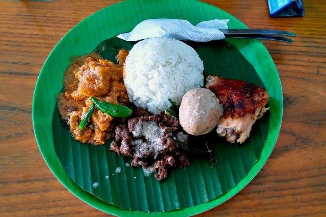 1. Gudeg Pejompongan, 2. Gudeg Bu Djuminten, 3. Gudeg Bu Tjitro, 4. Gudeg Martinah, 5. Gudeg Kandjeng, 6. Gudeg Adem Ayem, 7. Gudeg Kendil Mas, 8. Gudeg Bu Nah, 9. Gudeg Pak Atmo, 10. Gudeg Malioboro