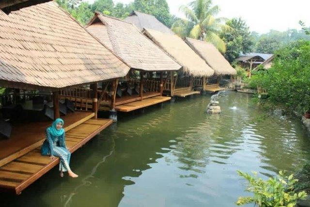 1. Masjid Kubah Emas, 2. Agrowisata Belimbing Dewa, 3. Gubung Mang Engking, 4. Godong Ijo, 5. Soto Kauman Express, 6. D’Kandang Amazing Farm, 7. Margocity