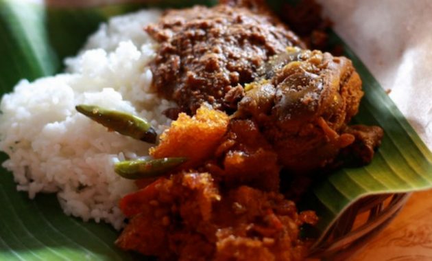 1. Gudeg Pejompongan, 2. Gudeg Bu Djuminten, 3. Gudeg Bu Tjitro, 4. Gudeg Martinah, 5. Gudeg Kandjeng, 6. Gudeg Adem Ayem, 7. Gudeg Kendil Mas, 8. Gudeg Bu Nah, 9. Gudeg Pak Atmo, 10. Gudeg Malioboro