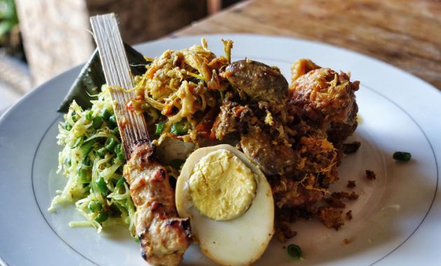 1. Warung Laota, 2. Warung Mak Beng, 4. Nasi Ayam Kedewatan Ibu Mangku, 5. Nasi Pecel Bu Tinuk, 6. Warung Nasi Ayam Ibu Oki, 7. Di Mare Restaurant, 8. Finns Beach Club, 9. Garden Cafe- Grand Hyatt, 10. Cafe Pomegranate