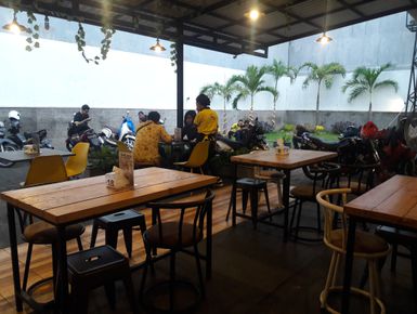 1. Orange Cafe, 2. Lumer, 3. Zangrandi Ice Cream, 4. Bromelia Indonesian Cafe &amp; Resto, 5. De Pantry, 6. De Mandailing Cafe And Eatery, 7. Libreria Eatery, 8. Monopole Coffee Lab, 9. Kudos Cafe, 10. Noach Cafe &amp; Bistro