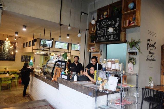 1. Orange Cafe, 2. Lumer, 3. Zangrandi Ice Cream, 4. Bromelia Indonesian Cafe &amp; Resto, 5. De Pantry, 6. De Mandailing Cafe And Eatery, 7. Libreria Eatery, 8. Monopole Coffee Lab, 9. Kudos Cafe, 10. Noach Cafe &amp; Bistro