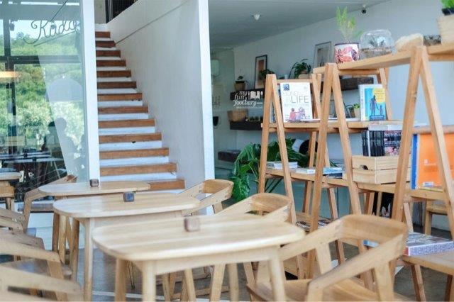 1. Orange Cafe, 2. Lumer, 3. Zangrandi Ice Cream, 4. Bromelia Indonesian Cafe &amp; Resto, 5. De Pantry, 6. De Mandailing Cafe And Eatery, 7. Libreria Eatery, 8. Monopole Coffee Lab, 9. Kudos Cafe, 10. Noach Cafe &amp; Bistro
