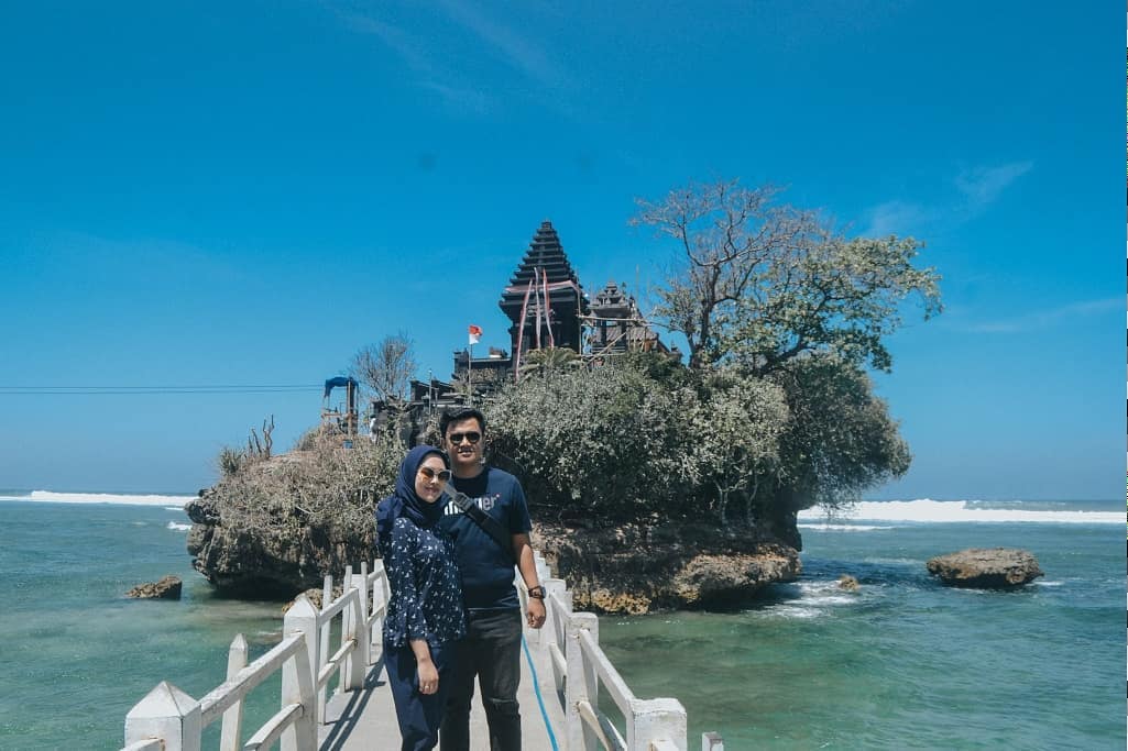 Harga Tiket Masuk, Mengenal Pantai, Rute Menuju Lokasi, Keindahan, Pesona 3 Pulau, Sejarah Singkat, Mitos Misteri, Aktifitas Menarik, Fasilitas Yang Ada, Tips Berlibur