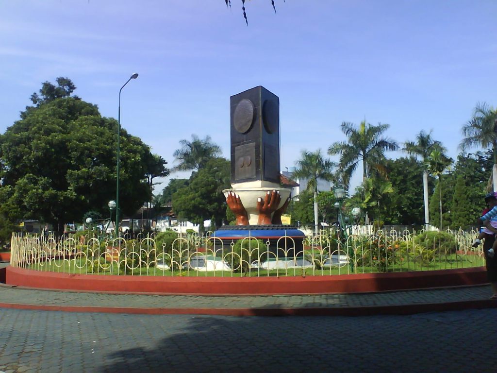 1. Monumen Kebangsaan Simpang Lima Gumul, 2. Kebun Bunga Matahari, 3. Masjid Agung, 4. Kediri’s Photograph Museum, 5. Sumber Ubalan, 6. Alun-Alun Kota, 7. Bundaran Taman Sekartaji