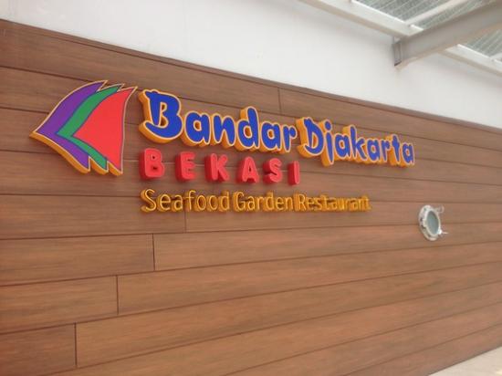 1. Double U Steak, 2. Bandar Djakarta, 3. Bakmi GM, 4. Eat & Eat Grand, 5. Sushi Tei, 6. Matsuriya, 7. Bebek Kaliyo Kalimalang, 8. Out The Box, 9. Hanamasa, 10. The Duck King, 11. Marugame Udon, 12. Mujigae, 13. Hong Tang, 14. Nawie Steak and Grill, 15. A&W Bekasi Junction, 16. Bamboo Dimsum, 17. Bebek Goreng H.Slamet, 18. Raja Sunda, 19. Bumbu Desa, 20. Domino’s Pizza, 21. Kedai Tuan