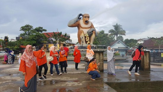 1. Pasar Wadai Ramadhan, 2. Pantai Jodoh, 3. Masjid Sultan Suriansyah, 4. Museum Wasaka, 5. Menara Pandang, 6. Bekantan, 7. Kawasan Wisata Kuliner Mandiri