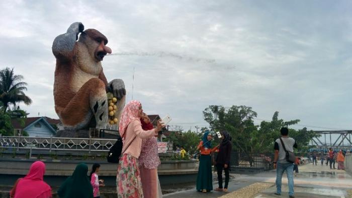 1. Pasar Wadai Ramadhan, 2. Pantai Jodoh, 3. Masjid Sultan Suriansyah, 4. Museum Wasaka, 5. Menara Pandang, 6. Bekantan, 7. Kawasan Wisata Kuliner Mandiri