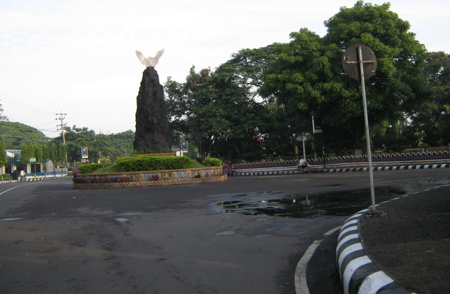 1. Monumen Kebangsaan Simpang Lima Gumul, 2. Kebun Bunga Matahari, 3. Masjid Agung, 4. Kediri’s Photograph Museum, 5. Sumber Ubalan, 6. Alun-Alun Kota, 7. Bundaran Taman Sekartaji