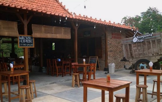 1. Dlumpang Cafe, 2. Meowpi Cafe, 3. Fruktosa Juice Bar, 4. Ruang Kayu Resto & Cafe, 5. Kopi Janji Jiwa, 6. Tiwuk Dapoer, 7. Kampung Kopi Sambisari, 8. Mie Kepang Jayakarta, 9. Oki Katsu, 10. Es Teller Mendunia