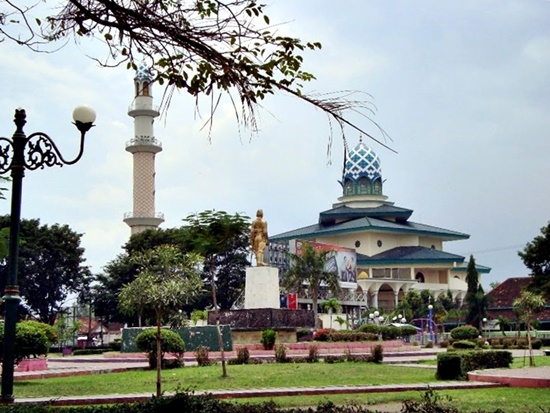 1. Monumen Kebangsaan Simpang Lima Gumul, 2. Kebun Bunga Matahari, 3. Masjid Agung, 4. Kediri’s Photograph Museum, 5. Sumber Ubalan, 6. Alun-Alun Kota, 7. Bundaran Taman Sekartaji