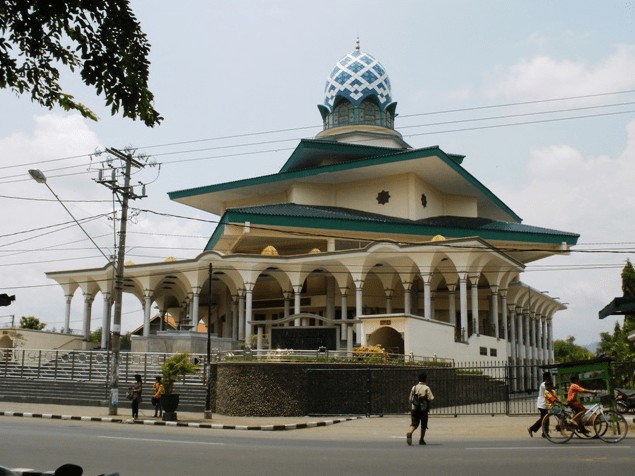 1. Monumen Kebangsaan Simpang Lima Gumul, 2. Kebun Bunga Matahari, 3. Masjid Agung, 4. Kediri’s Photograph Museum, 5. Sumber Ubalan, 6. Alun-Alun Kota, 7. Bundaran Taman Sekartaji