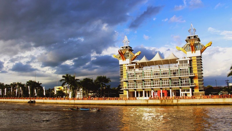 1. Pasar Wadai Ramadhan, 2. Pantai Jodoh, 3. Masjid Sultan Suriansyah, 4. Museum Wasaka, 5. Menara Pandang, 6. Bekantan, 7. Kawasan Wisata Kuliner Mandiri