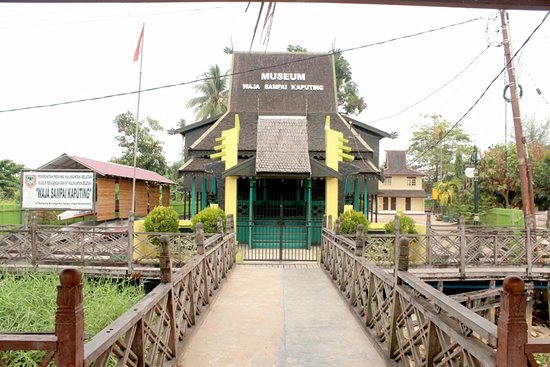 1. Pasar Wadai Ramadhan, 2. Pantai Jodoh, 3. Masjid Sultan Suriansyah, 4. Museum Wasaka, 5. Menara Pandang, 6. Bekantan, 7. Kawasan Wisata Kuliner Mandiri