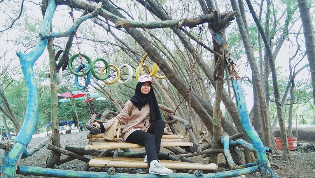 1. Alun-Alun Karawang, 2. Situ Cipule, 3. Bendungan Walahar, 4. Pohon Miring Kosambi, 5. Lapangan Karangpawitan, 6. Wisata Selfi Hutan Kertas, 7. Danau Kalimati