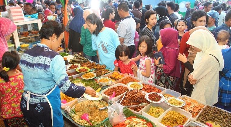 1. Pasar Wadai Ramadhan, 2. Pantai Jodoh, 3. Masjid Sultan Suriansyah, 4. Museum Wasaka, 5. Menara Pandang, 6. Bekantan, 7. Kawasan Wisata Kuliner Mandiri