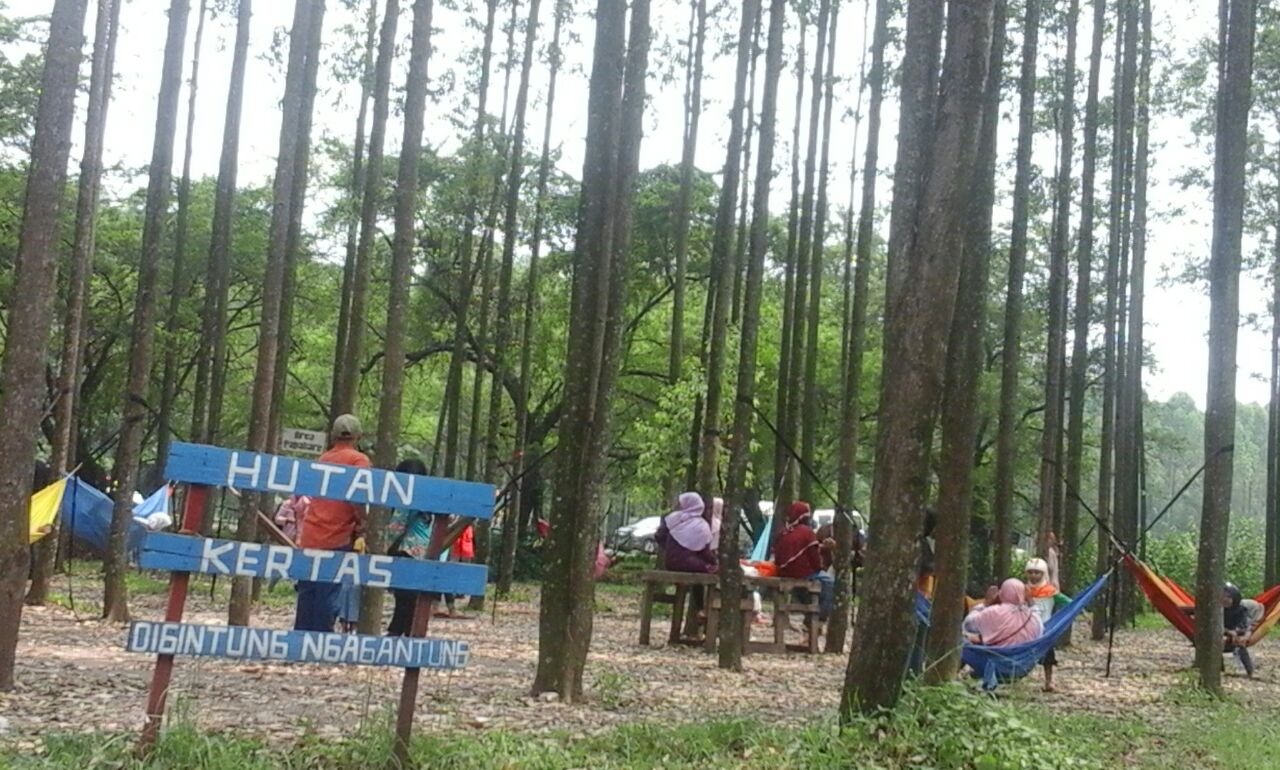 1. Alun-Alun Karawang, 2. Situ Cipule, 3. Bendungan Walahar, 4. Pohon Miring Kosambi, 5. Lapangan Karangpawitan, 6. Wisata Selfi Hutan Kertas, 7. Danau Kalimati