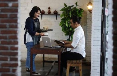 1. Kafe Studio , 2. Makassar Coffee House, 3. Pod Coffee, 4. Cafe Gila, 5. Kedai Kopi 24, 6. Warkop Ogi’e, 7. Warkop Toddopuli, 8. Lucky In, 9. Bellini Cafe, 10. Warkop Abi