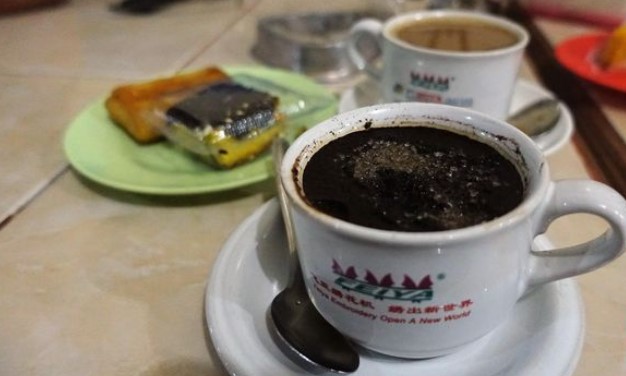 1. Kafe Studio , 2. Makassar Coffee House, 3. Pod Coffee, 4. Cafe Gila, 5. Kedai Kopi 24, 6. Warkop Ogi’e, 7. Warkop Toddopuli, 8. Lucky In, 9. Bellini Cafe, 10. Warkop Abi