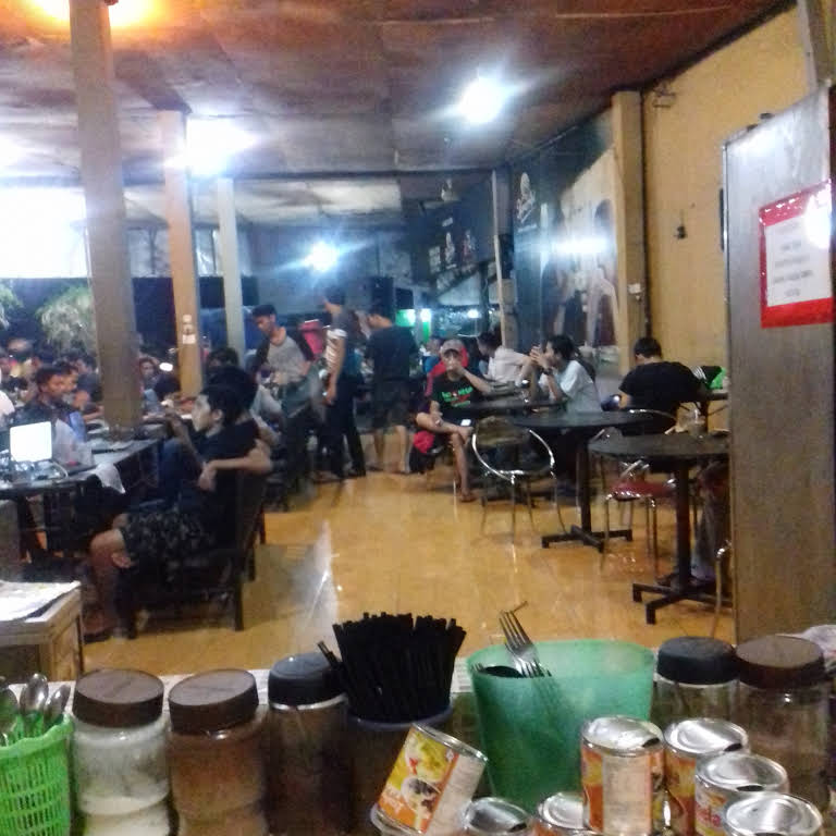 1. Kafe Studio , 2. Makassar Coffee House, 3. Pod Coffee, 4. Cafe Gila, 5. Kedai Kopi 24, 6. Warkop Ogi’e, 7. Warkop Toddopuli, 8. Lucky In, 9. Bellini Cafe, 10. Warkop Abi