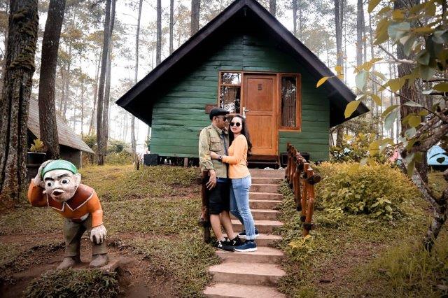 Asiknya Berfoto, Menilik Lokasi, Sisi Menarik, Paket Wisata, Penginapan di Cikole