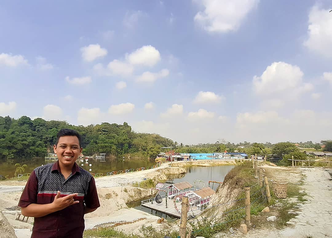 Harga Tiket Masuk, Bukan Fenomena Alam, Rutenya Mudah, Keindahan Warna Air, Disambut Ramah, Warna Air Berubah, Sewa Perahu, Ada Penampakan