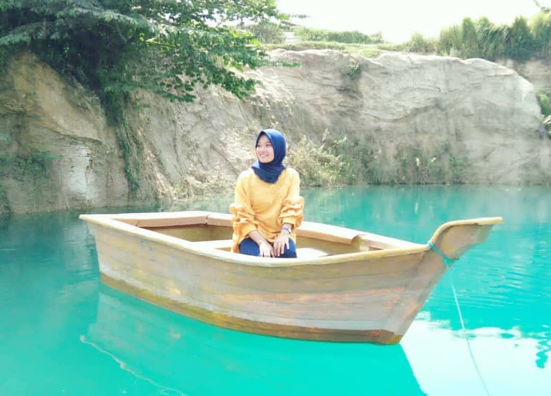 Harga Tiket Masuk, Bukan Fenomena Alam, Rutenya Mudah, Keindahan Warna Air, Disambut Ramah, Warna Air Berubah, Sewa Perahu, Ada Penampakan