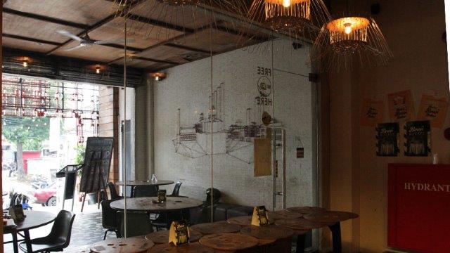 1. Warung Mee Tebet, 2. Hardrock Cafe, 3. Hause Rooftop, 4. Never Been Better, 5. Sinou Cafe &amp; Eatery, 6. Yesterday Bakcyard, 7. BR Cafe Live Music, 8. Warung Nagih, 9. Wannabe Cafe &amp; Resto, 10. Liquid Exchange