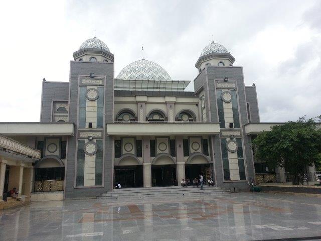 1. Kebun Raya Bogor, 2. Masjid Raya, 3. Taman Safari, 4. Taman Air Mancur, 5. Taman Kencana, 6. Taman Peranginan, 7. Taman Topi, 8. Telaga Warna, 9. Gunung Riung, 10. TWM Park, 11. Hutan Kota Ahmad Yani, 12. Lapangan Sempur