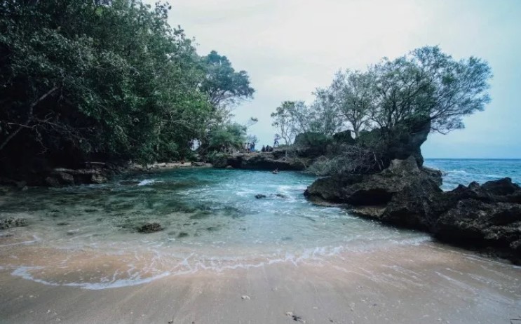 1. Lawena, 2. Hukurila, 4. Natsepa, 5. Santai Beach, 6. Lubang Buaya Morella, 7. Allang Asaude, 8. Liang, 9. Huluwa, 10. Namasua