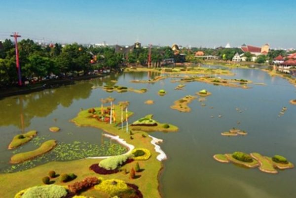 Panduan Akses TMII Jakarta Timur untuk Keluarga: 7 Opsi Transportasi, Parkir, dan Rute Keliling 1 akses TMII Jakarta Timur untuk keluarga dengan panduan area danau miniatur, Kenapa akses TMII perlu direncanakan dari awal?, 7 opsi akses TMII Jakarta Timur untuk keluarga, Contoh rute setengah hari yang realistis, FAQ akses TMII Jakarta Timur untuk keluarga