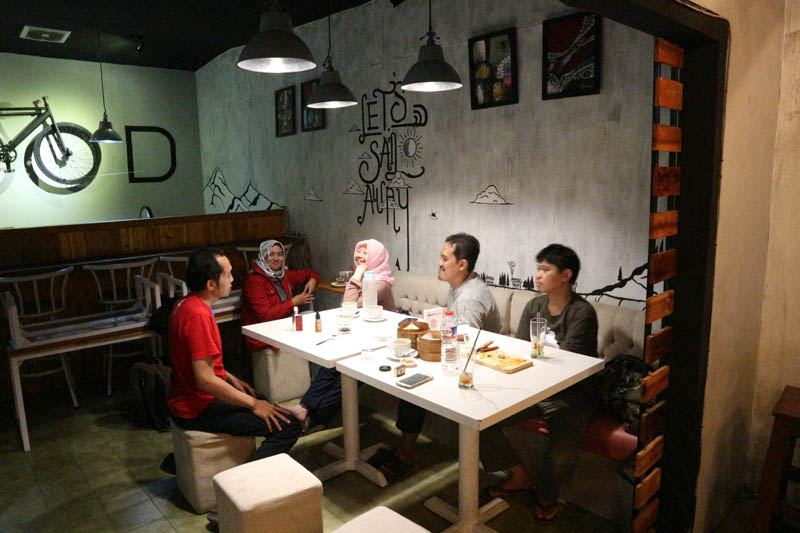 1. Cafe KupuKupu, 2. Mie Pedas Mampus Cafe & Shisha, 3. Kafe Gajah, 4. Ramen Aa, 5. Worth Eat, 6. Ngopi Doeloe, 7. A Lot A Coffee, 8. Movie Rooms Express, 9. Meraki Coffee Shop, 10. Neka Kopi