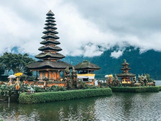 1. Kuta Bali, 2. Florida Anyer, 3. Klayar, 4. Lovina, 6. Pelabuhan Ratu, 7. Sanur, 8. Alif Stone Park, 9. Kolbano