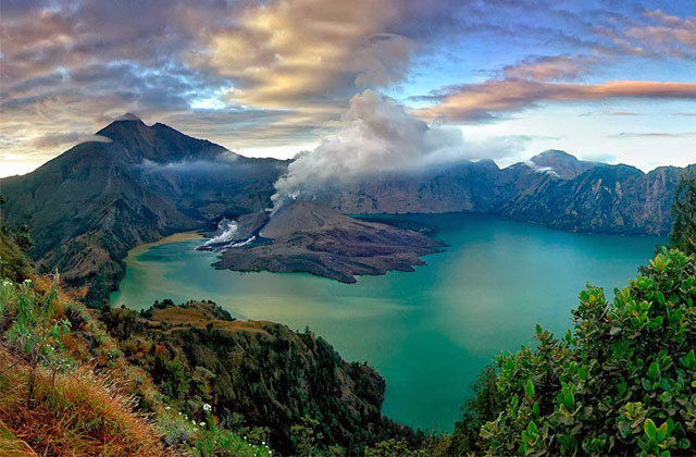 1. Situ Patenggang Patengan, 2. Danau Tondano, 3. Danau Segara Anakan, 4. Danau Kawah Ijen, 5. Danau Kelimutu
