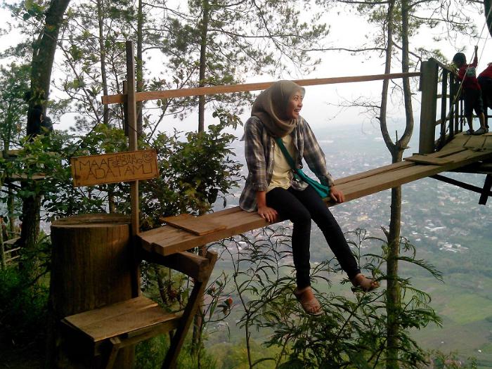 Mengenal Omah Kayu, Menelusuri Omah Kayu, Melihat Interior, Area Yang Menarik, Jalan Menuju Lokasi, Harga Tiket Masuk, Fasilitas Yang Ada, Tips Berlibur
